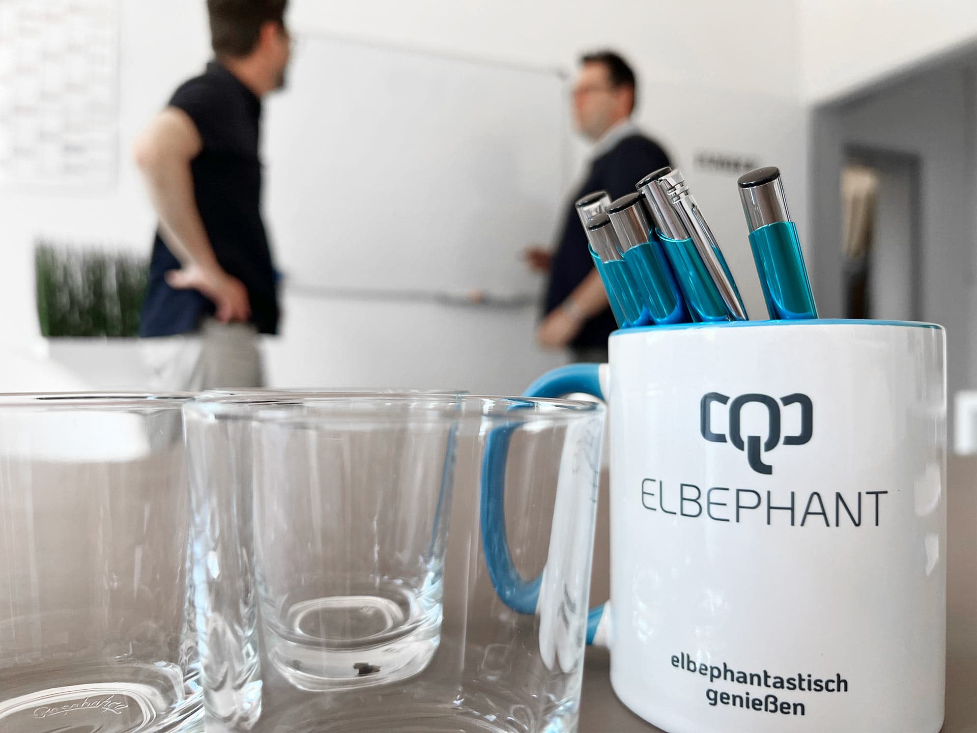 web-agentur-elbephant-trittau-hamburg_4 Ein Laptop am Schreibtisch und ein Stuhl nebenbei